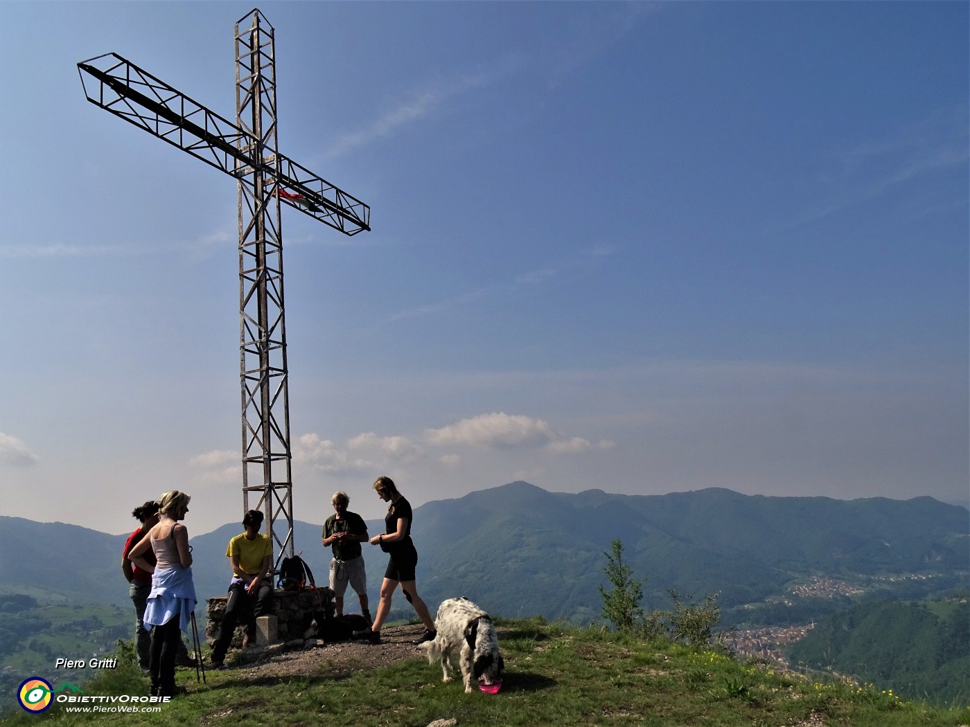 37 Alla croce di vetta del Pizzo di Spino (954 m)...dar da bere agli assetati !.JPG